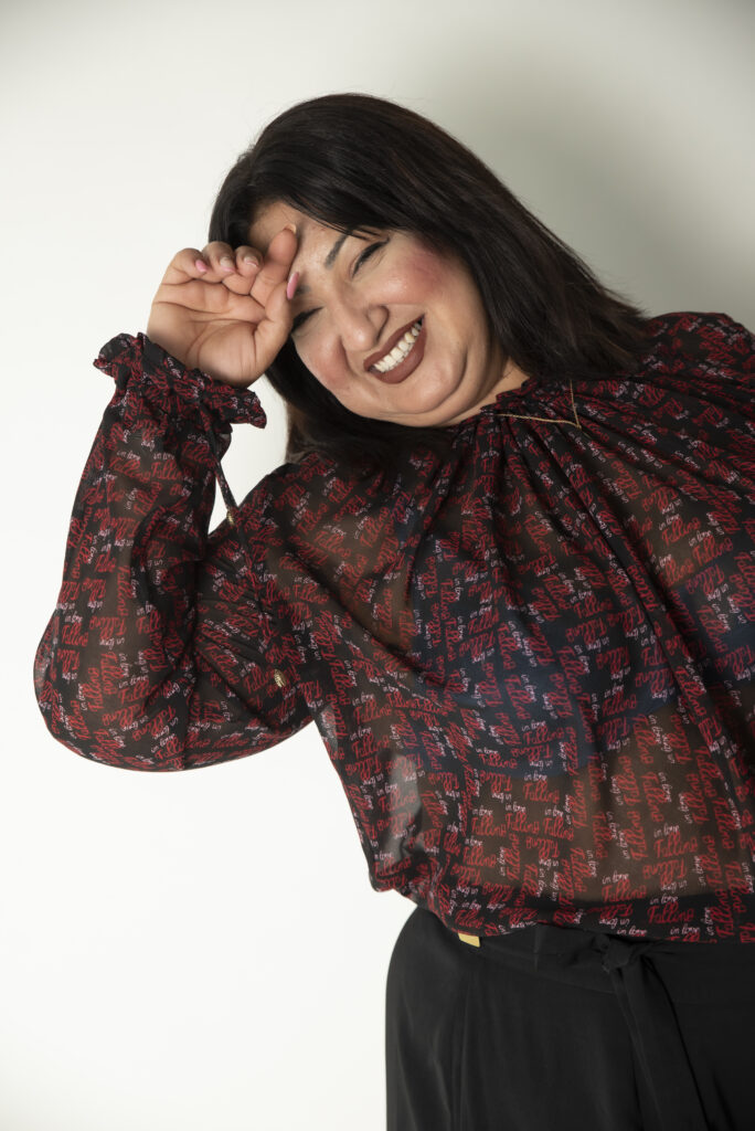 Dettaglio sartoriale scollo arricciato su camicia curvy